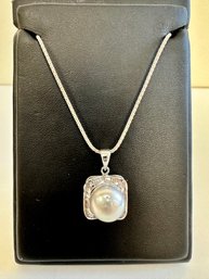 14k White Gold Pearl And Diamonds Pendant With Silver Chain