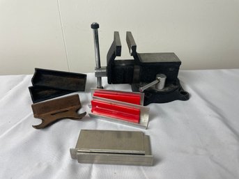Vise (approx 3.5) And 5 Sets Of Vise Sleeves