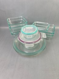 15 Pyrex Dishes - USA - All Have Snap On Tops