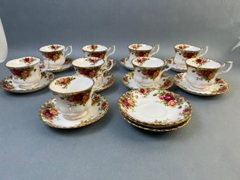 10 Royal Albert Old Country Roses Teacups With 12 Saucers.
