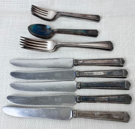 Set Of Rogers Bros. Silver Plate Cutlery 5 Knives And Salad Forks Plus 4 Forks And Spoons.