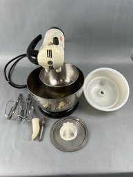 Vintage Sunbeam Mixmaster With 2 Bowls And Juicer Attachment.