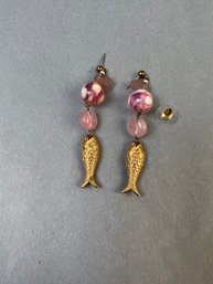 Gold Tone Pink Glass Fish Fashion Earrings.