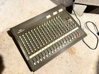 Yamaha MC 1602 Mixing Console