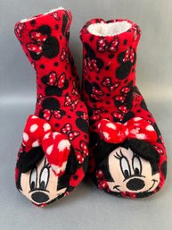 Size M Disneys Minnie Mouse Slippers.