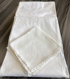 2 White Oval Dinner Table Cloths And  11 Napkins