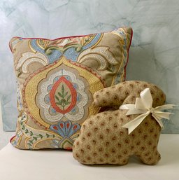 2 Decorative Pillows