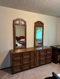 1980s First Family Armstrong Low Boy Dresser With Two Mirrors *LOCAL PICKUP ONLY - NO SHIPPING*