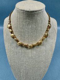 Gold Tone With Leaf Motif Necklace