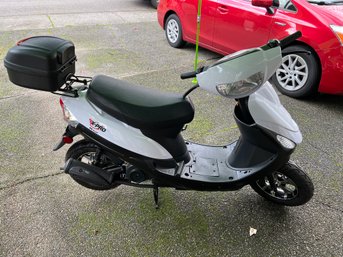 X-pro Maui Scooter With Helmet *Local Pick-up Only*