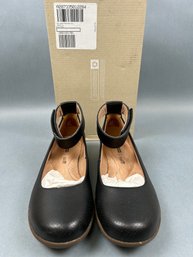 Womans Size 8m Clarks Leather Perforated Flats.