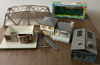 Assorted Lot Of Lionel Buildings, Bridge & Accessories *Local Pick-Up Only*