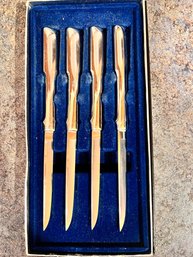 Set Of 4 Towle Steak Knifes.  *Local Pick-Up Only*