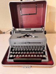 Vintage Royal Quiet De Luxe Typewriter. *Local Pick-Up Only*