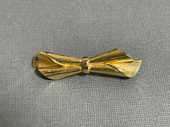 1979 Goldtone Mimidin Bow Pin