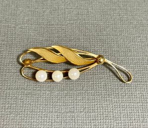 Vintage Goldtone And 3 Pearl Pin