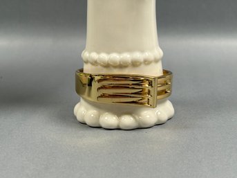 Gold Tone Interlocking Clasp Bracelet