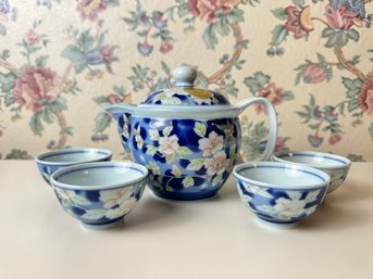 Vintage Teapot With Cups