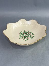 Lenox Holiday Scalloped Bowl L, Holly & Berries, Cream Color And Gold Trim