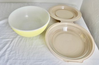 Vintage Yellow PYREX Mixing Bowl & PYREX Pie Plate With Carry N Save Case
