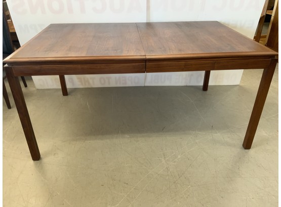 Dillingham Walnut Dinning Room Table With Two Leaves