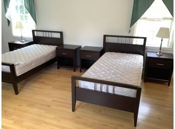 Pair Of Twin Beds With 4 Nightstands