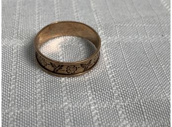 9 Kt Carved Victorian Ring With Great Engraving 1.1 Grams
