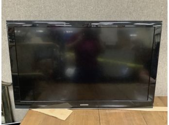 Samsung 46 Inch Television With Adjustable Wall Mount Flat Screen