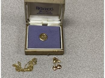 14kt Gold Lot Including Chain And Pendant 3.4 G