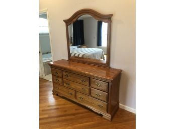 Oak Bedroom Set With 5 Pieces Including Tall Chest Ladies Dresser Nightstands And Bed