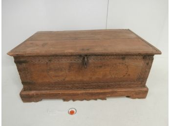 Early Carved Oak Box With Carved Repeating Pinwheel Decoration