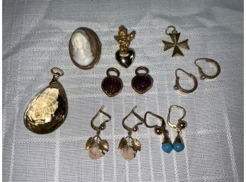 18k Pin, Pendant And Earring Lot  41.1g