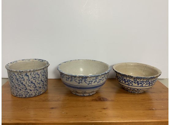 Group Of Three Sponge Decorated Country Mixing Bowls And Crock