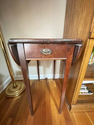 SMALL ANTIQUE DROP LEAF END TABLE