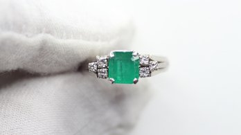 NATURAL EMERALD RING SET IN SOLID PT900 PLATINUM WITH DIAMOND HALO 1.28CTW, 5.65 GRAMS, SIZE 5.5 DIAMONDS