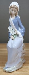 Lladro Porcelain Sculpture Sitting Girl With Lilies Figurine