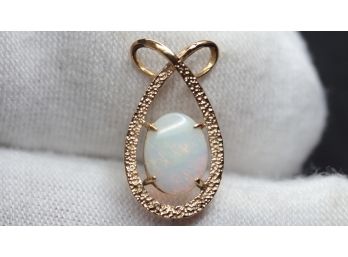 WHITE OPAL 10K YELLOW GOLD PENDANT NECKLACE
