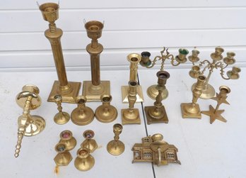 SELECTION OF VINTAGE AND CONTEMPORARY BRASS CANDLESTICKS AND SCONCES