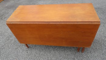 SHERATON DROP LEAF SWING LEG TABLE.