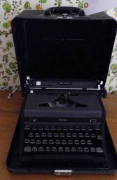 Vintage 1940s Era Royal Typewriter With Case.