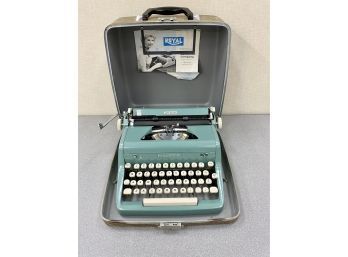 Vintage Royal Quiet De Luxe Typewriter