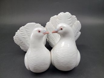 Lladro White Glazed Porcelain Retired Kissing Dove Pair  Figure #1169