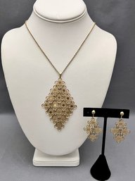 Vintage 1970's Sarah Coventry Gold Tone Mesh Flowers Design Necklace With Matching Earrings 26' Extendable