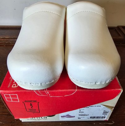 New Sanita White Clogs Size 40 ( Womens Size 8.5)