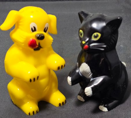 Vintage Plastic Dog & Cat Salt & Pepper Shakers F& Mold & Die Works USA #1