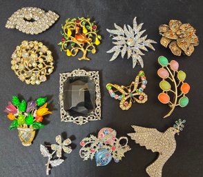 Lot Of Costume Jewelry Brooches/pins