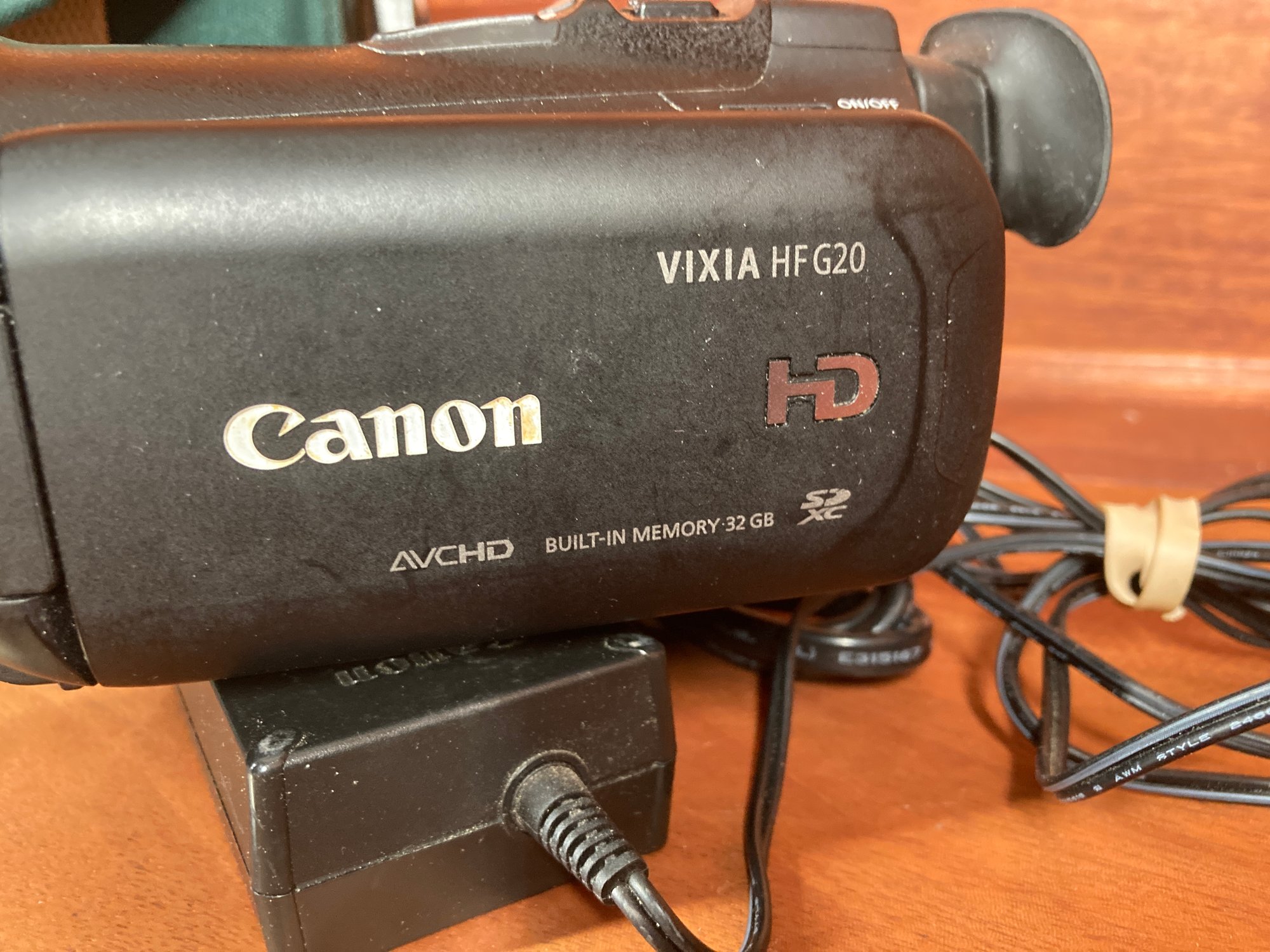 Canon Vixia HF G20 AVCHD Video Camera With 32 GB Of Built In Memory, Mic,  Charger, Case & More (see Photos) #13392 | Auctionninja.com