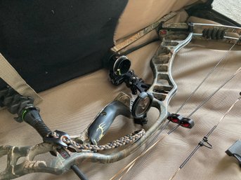 Hoyt Compound Bow With Bag & Supplies