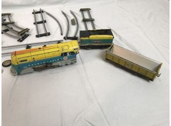 VINTAGE HAFNER WIND UP LOCOMOTOTIVE ENGINE TRAIN WITH KEY, COAL CAR, LONG CAR, AND TRACK