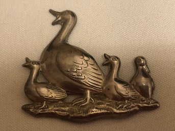 Vintage Sterling Silver Mama Duck & Chicks Brooch (5.2 Grams)
